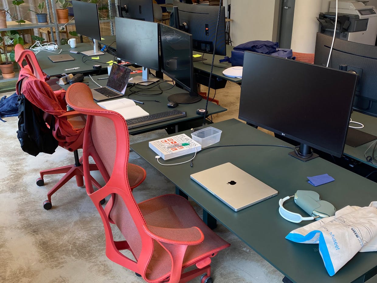 Max's desk setup at Iterate's office in Oslo, Norway